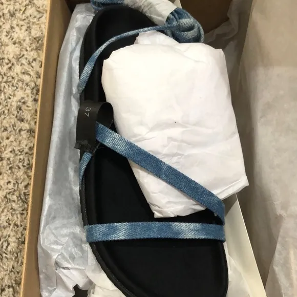 NEW IN BOX NIB ROAM Vine Sandals Blue Denim Size 37 7