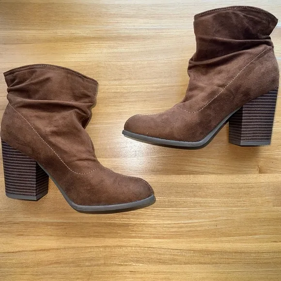 NEW Indigo Rd. Brown Suede Ankle Booties “Obie” heeled boots women’s 7.5