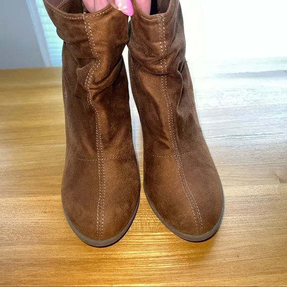 NEW Indigo Rd. Brown Suede Ankle Booties “Obie” heeled boots women’s 7.5