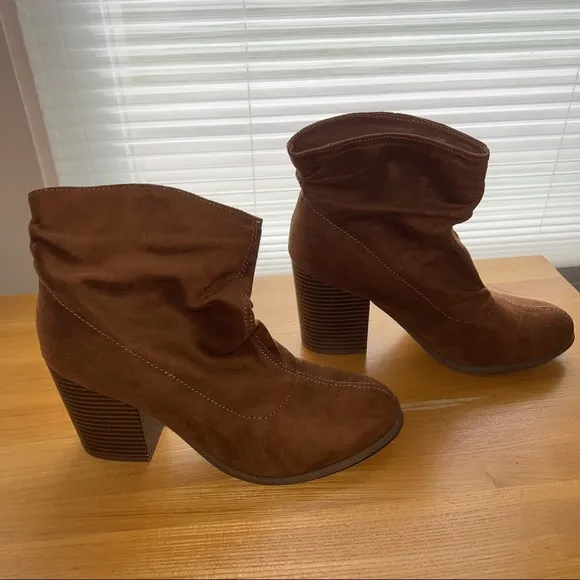 NEW Indigo Rd. Brown Suede Ankle Booties “Obie” heeled boots women’s 7.5