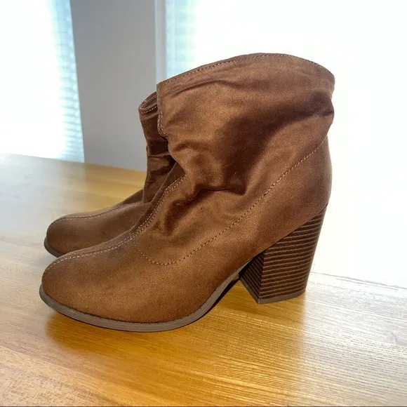 NEW Indigo Rd. Brown Suede Ankle Booties “Obie” heeled boots women’s 7.5