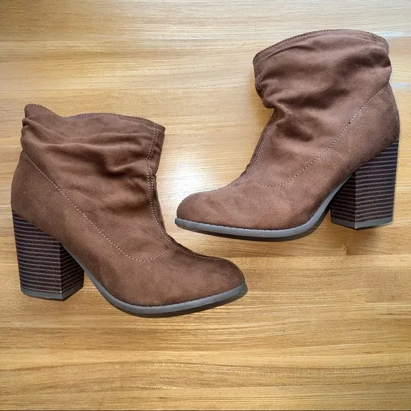 NEW Indigo Rd. Brown Suede Ankle Booties “Obie” heeled boots women’s 7.5