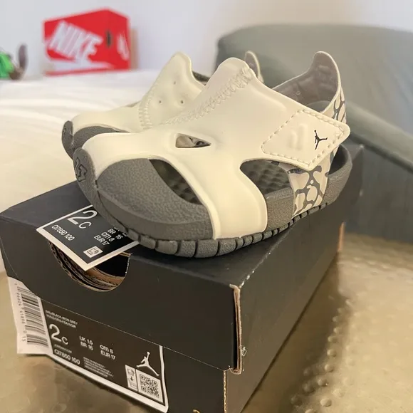 NEW Kids' Nike White and Gray Sandals - Jordan Flare