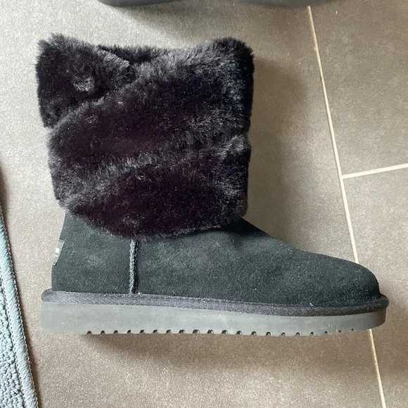 New Koolahburra by Uggs Dezi black Soft faux fur and suede ankle boots in size 7