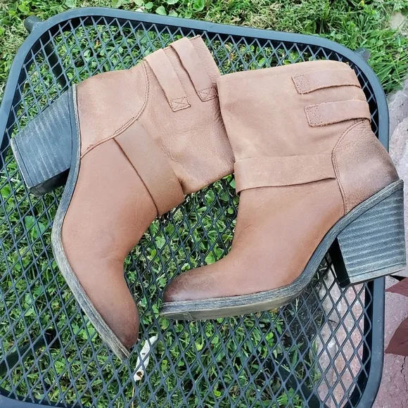 NEW Lucky Brand Tommie Boots Triple Buckles Distressed Leather Ankle Booties