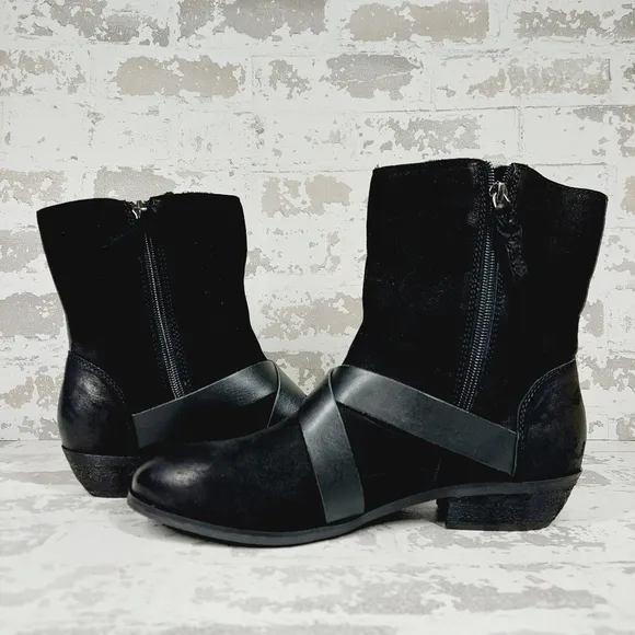 NEW Softwalk Rayne Women's Black Leather Buckle Detail Ankle Boots W145