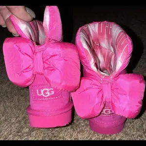 NEW UGG MAXI WAVELENGTH BAILEY BOW PUFFER BOOTS Youth 6 💕