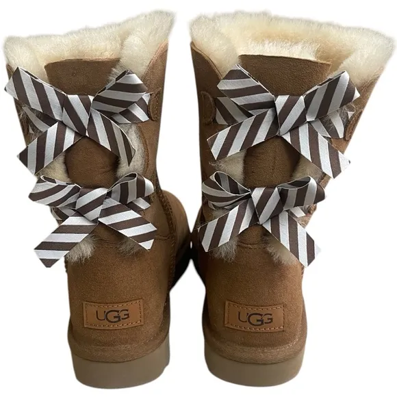 New UGG SHORT BAILEY BOW II DIAGONAL STRIPES CHESTNUT SUEDE FUR BOOTS  Sz 9 Lady
