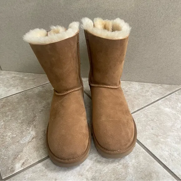 New UGG SHORT BAILEY BOW II DIAGONAL STRIPES CHESTNUT SUEDE FUR BOOTS  Sz 9 Lady