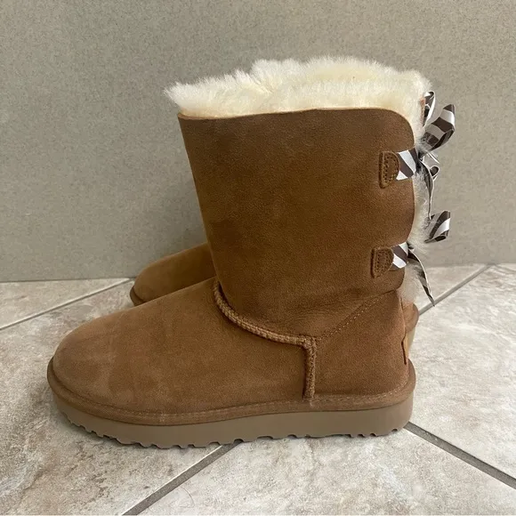New UGG SHORT BAILEY BOW II DIAGONAL STRIPES CHESTNUT SUEDE FUR BOOTS  Sz 9 Lady