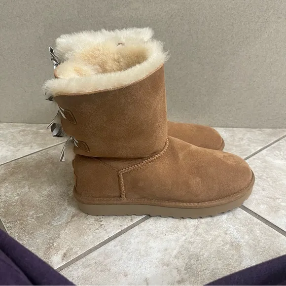New UGG SHORT BAILEY BOW II DIAGONAL STRIPES CHESTNUT SUEDE FUR BOOTS  Sz 9 Lady