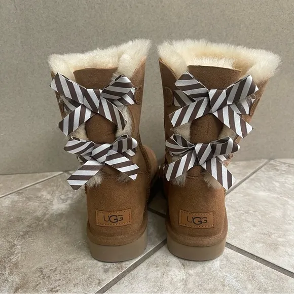 New UGG SHORT BAILEY BOW II DIAGONAL STRIPES CHESTNUT SUEDE FUR BOOTS  Sz 9 Lady