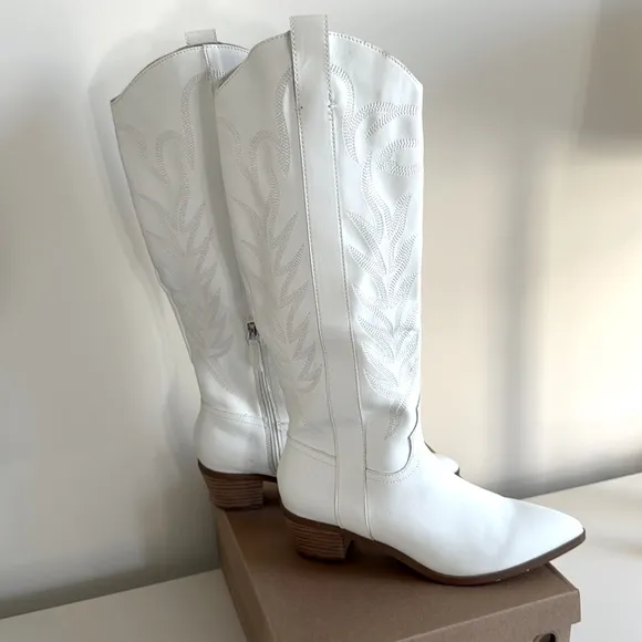 NIB Miracle Miles Boutique Womens White Inlay Faux Leather Western Boots 8.5