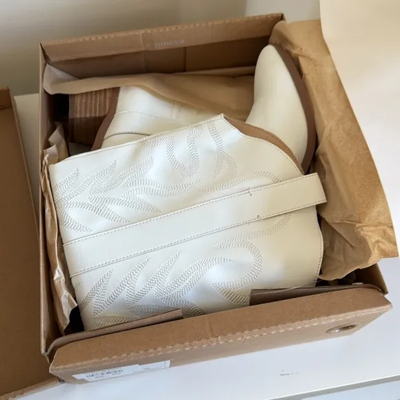 NIB Miracle Miles Boutique Womens White Inlay Faux Leather Western Boots 8.5