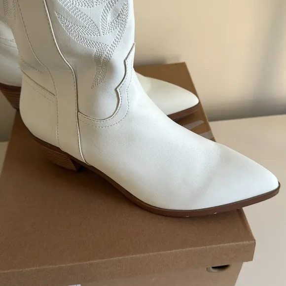 NIB Miracle Miles Boutique Womens White Inlay Faux Leather Western Boots 8.5
