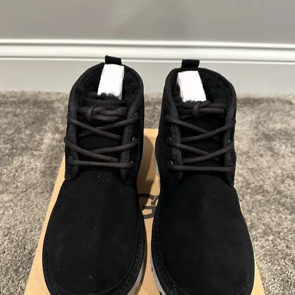 NIB UGG Neumel Graphic Outline Big Kid Boots Size 3