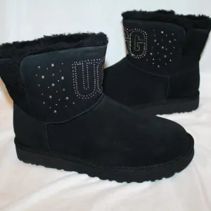NIB UGG‎ WOMEN'S MINI GEM STUDDED LOGO SUEDE SHEARLING ANKLE BOOTS BLACK