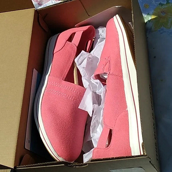 NIB Women's Clarks Cloudsteppers corral pink slip on shoes sizes 6.5 and 11