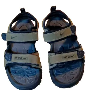NIKE ACG MENS SANDALS GREEN WITH BLACK SIZE 8