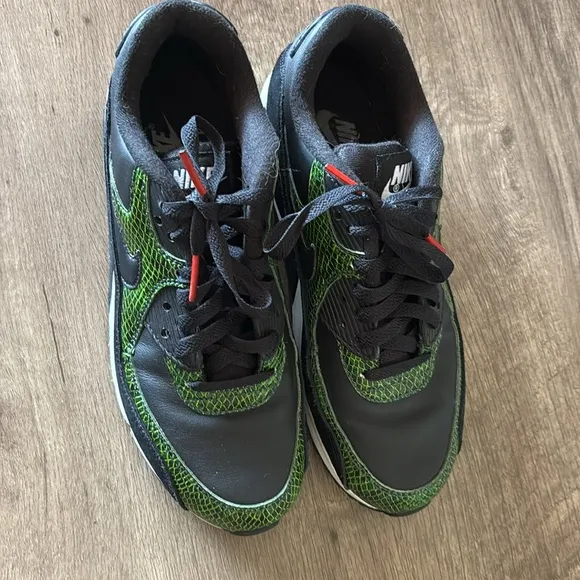 Nike Air Black and Green Sneakers with Air Cushion