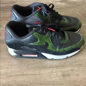 Nike Air Black and Green Sneakers with Air Cushion