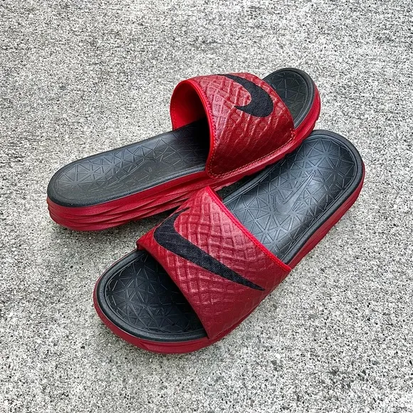 NIKE BENASSI SOLARSOFT SLIDESJDI BLACK UNIVERSITY RED REDS BLACKS