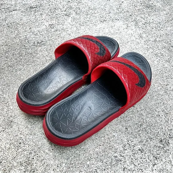 NIKE BENASSI SOLARSOFT SLIDESJDI BLACK UNIVERSITY RED REDS BLACKS