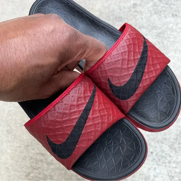 NIKE BENASSI SOLARSOFT SLIDESJDI BLACK UNIVERSITY RED REDS BLACKS