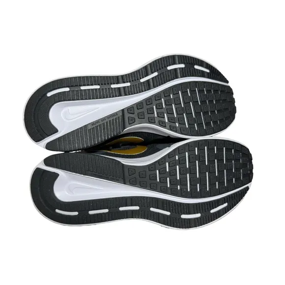Nike women’s Black and Gold Running Shoes size 7