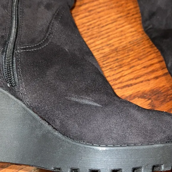 Nine West black faux suede wedge boots - size 8