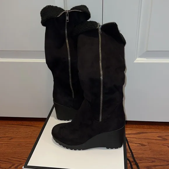 Nine West black faux suede wedge boots - size 8