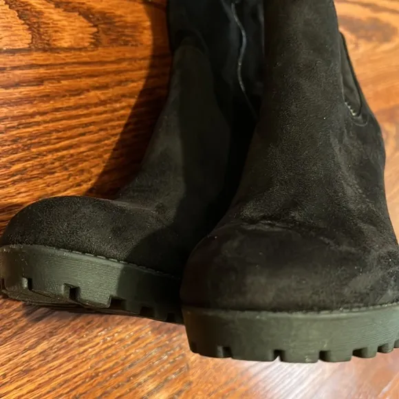 Nine West black faux suede wedge boots - size 8