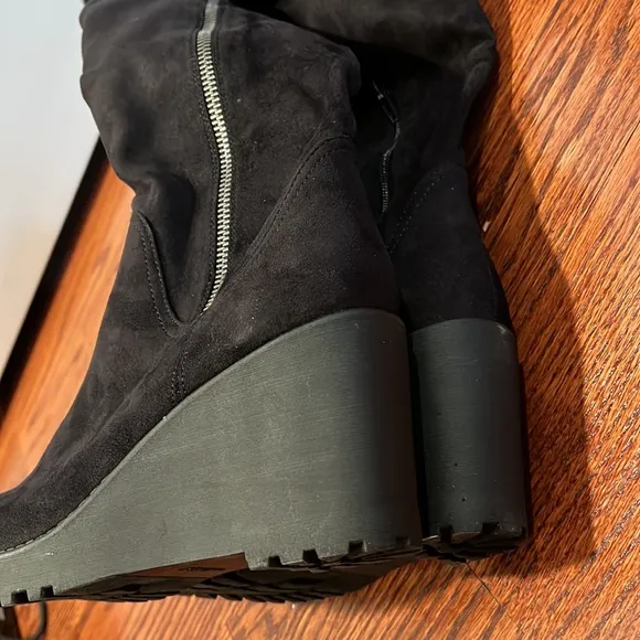 Nine West black faux suede wedge boots - size 8