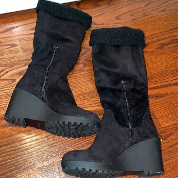 Nine West black faux suede wedge boots - size 8
