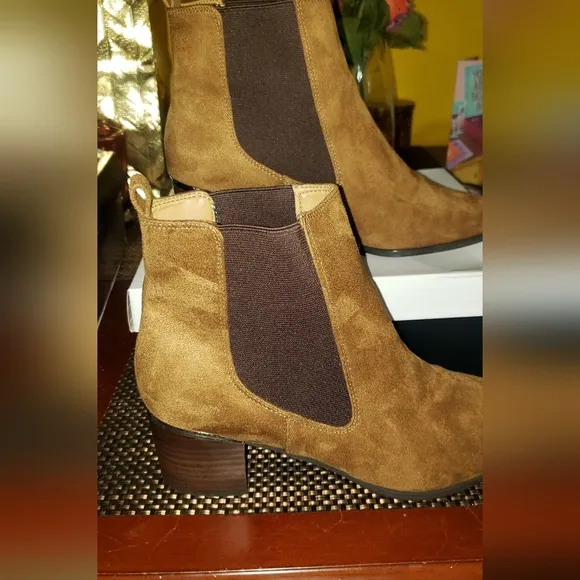 Nine West Taye Women's 10W Faux Suede Cognac Brown Chelsea Block Ankle Boots NWT