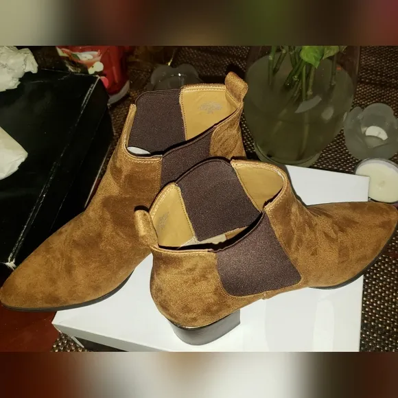 Nine West Taye Women's 10W Faux Suede Cognac Brown Chelsea Block Ankle Boots NWT
