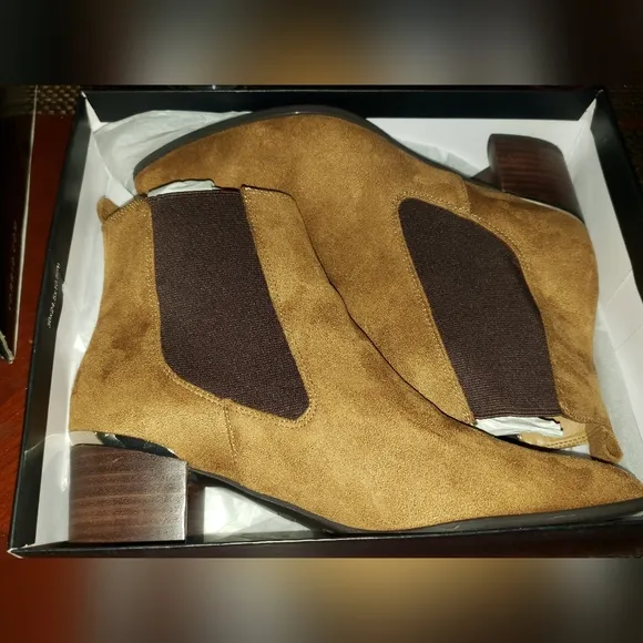 Nine West Taye Women's 10W Faux Suede Cognac Brown Chelsea Block Ankle Boots NWT