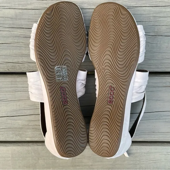 NWOB Ecco Bouillon Leather Flat Sandals size 39
