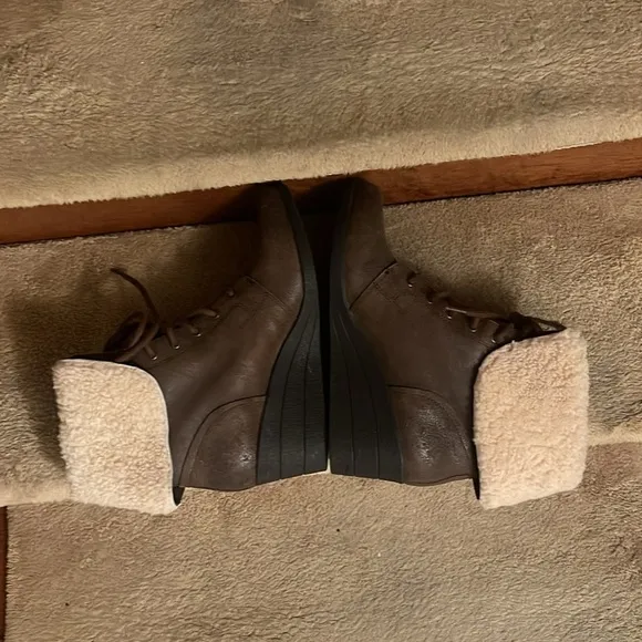 NWOT Authentic Ugg Australia Women’s Waterproof Wedge Boots Size Medium …