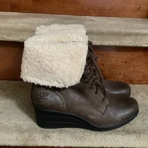 NWOT Authentic Ugg Australia Women’s Waterproof Wedge Boots Size Medium …