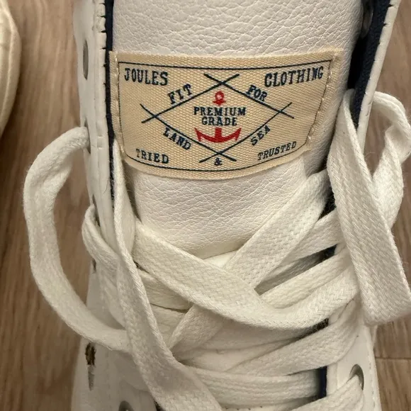 NWOT Joules Coast Pump Mid High Top Trainers - White with Bees Size 6
