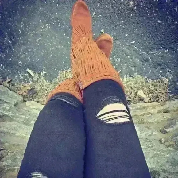 NWOT Minnetonka 5-Layer Fringe soft suede leather Boot