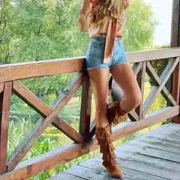 NWOT Minnetonka 5-Layer Fringe soft suede leather Boot