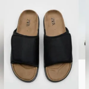 NWOT ZARA UNISEX SANDALS BLACK Size 43