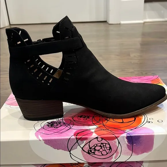 NWT Amelia Grace Lexi Black Suede Booties 8M