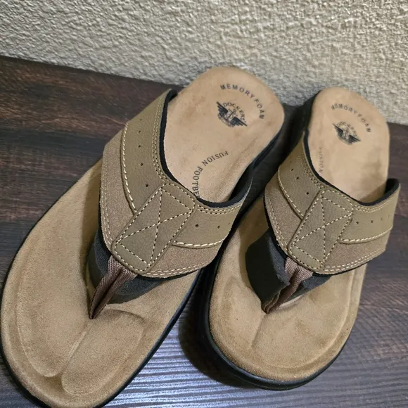 NWT Dockers Mens Laguna Memory Foam Dark Tan Flip Flop Sandals Size 12
