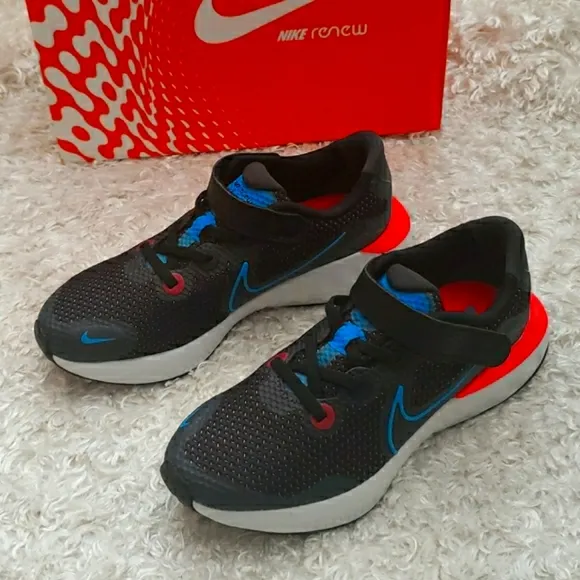 NWT Girl's Nike Renew Run Shoes