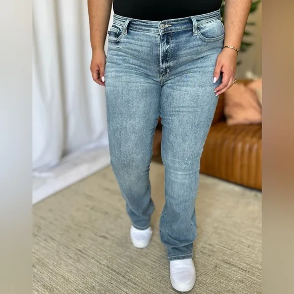 NWT Judy Blue PLUS   REG Size Medium Rise Light Wash Bootcut Jeans