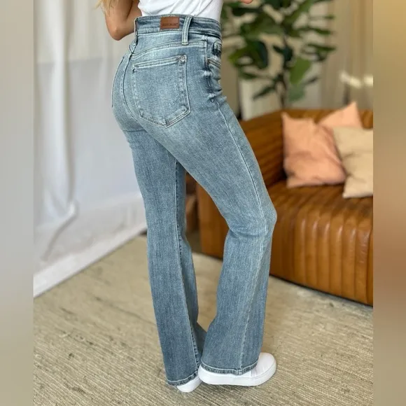 NWT Judy Blue PLUS   REG Size Medium Rise Light Wash Bootcut Jeans