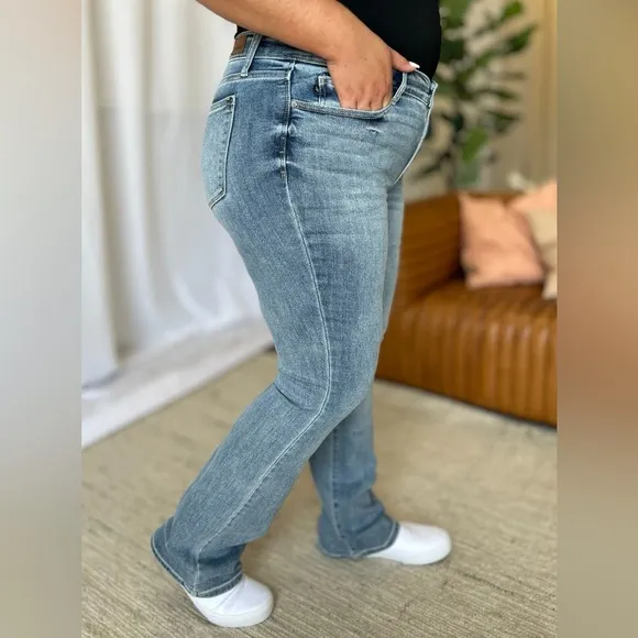 NWT Judy Blue PLUS   REG Size Medium Rise Light Wash Bootcut Jeans